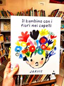 Il bambino con i fiori nei capelli - Bambinə
